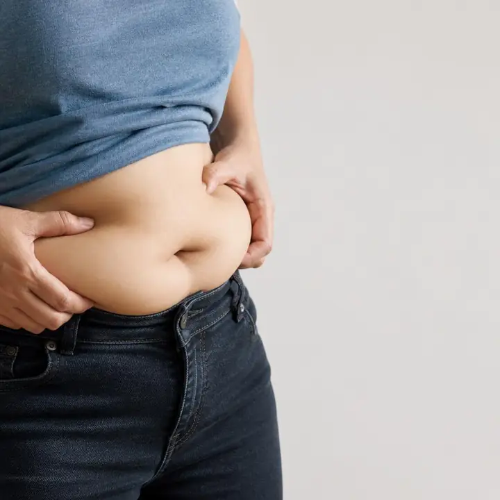 Pessoa desconfortável com gordura abdominal
